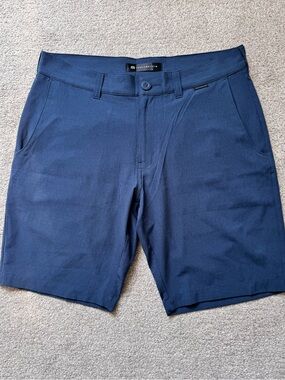 Mens Travis Mathew Lifestyle 10” Lightweight Golf Shorts Size 32 Navy Blue
